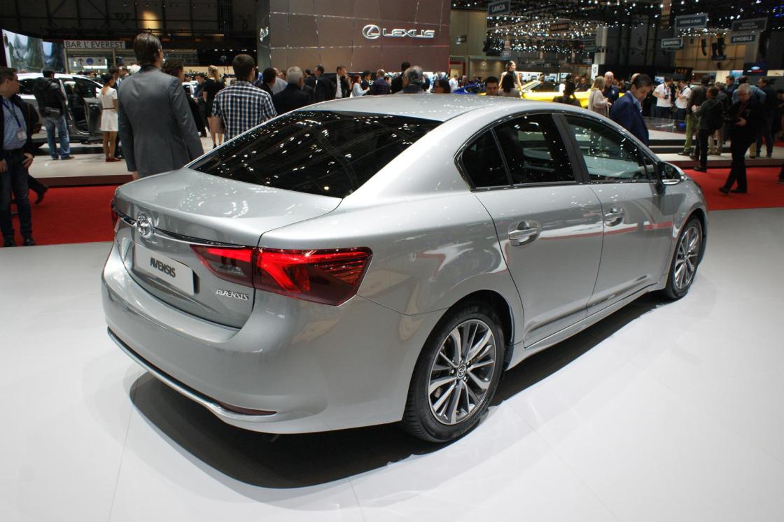 YEN� 2015 MAKYAJLI TOYOTA AVENS�S DETAYLI RES�M GALER�S�