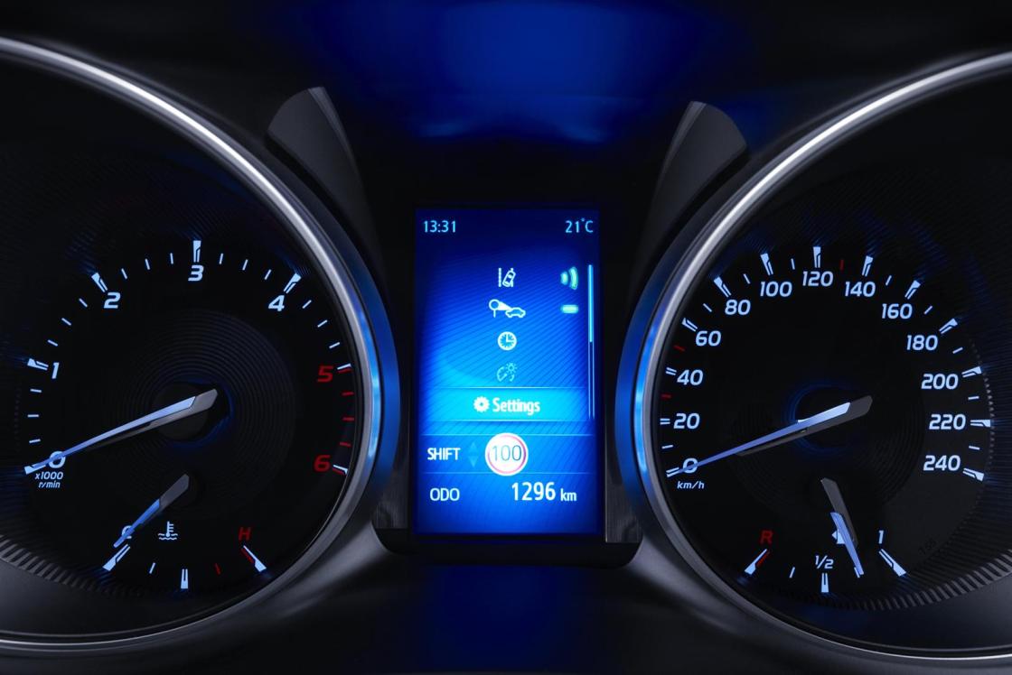 YEN� 2015 MAKYAJLI TOYOTA AVENS�S DETAYLI RES�M GALER�S�