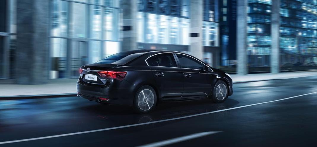 YEN� 2015 MAKYAJLI TOYOTA AVENS�S DETAYLI RES�M GALER�S�