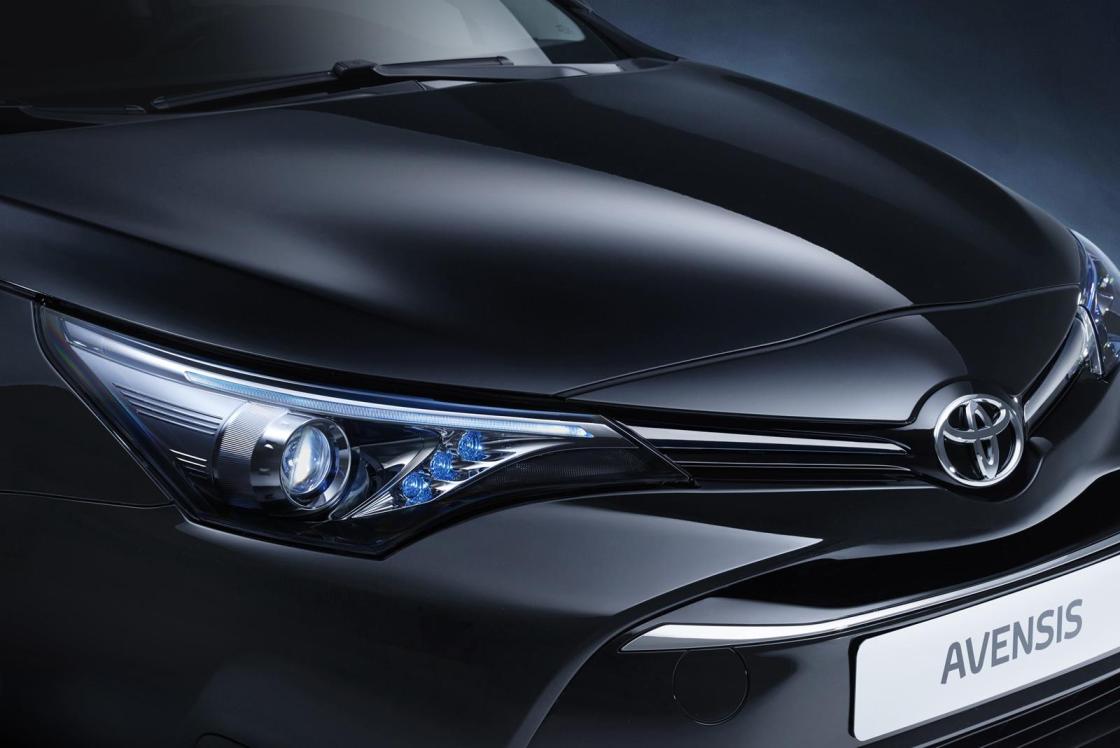 YEN� 2015 MAKYAJLI TOYOTA AVENS�S DETAYLI RES�M GALER�S�