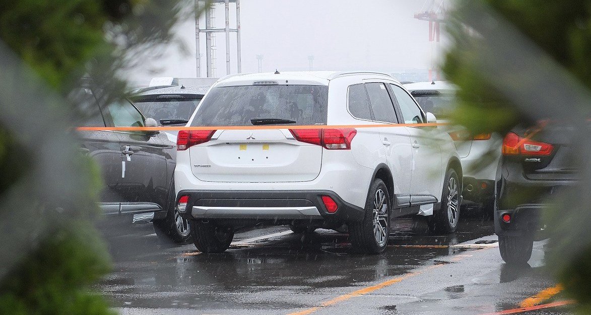 YEN� MAKYAJLI 2016 MITSUB�SH� OUTLANDER �LK RES�M GALER�S�