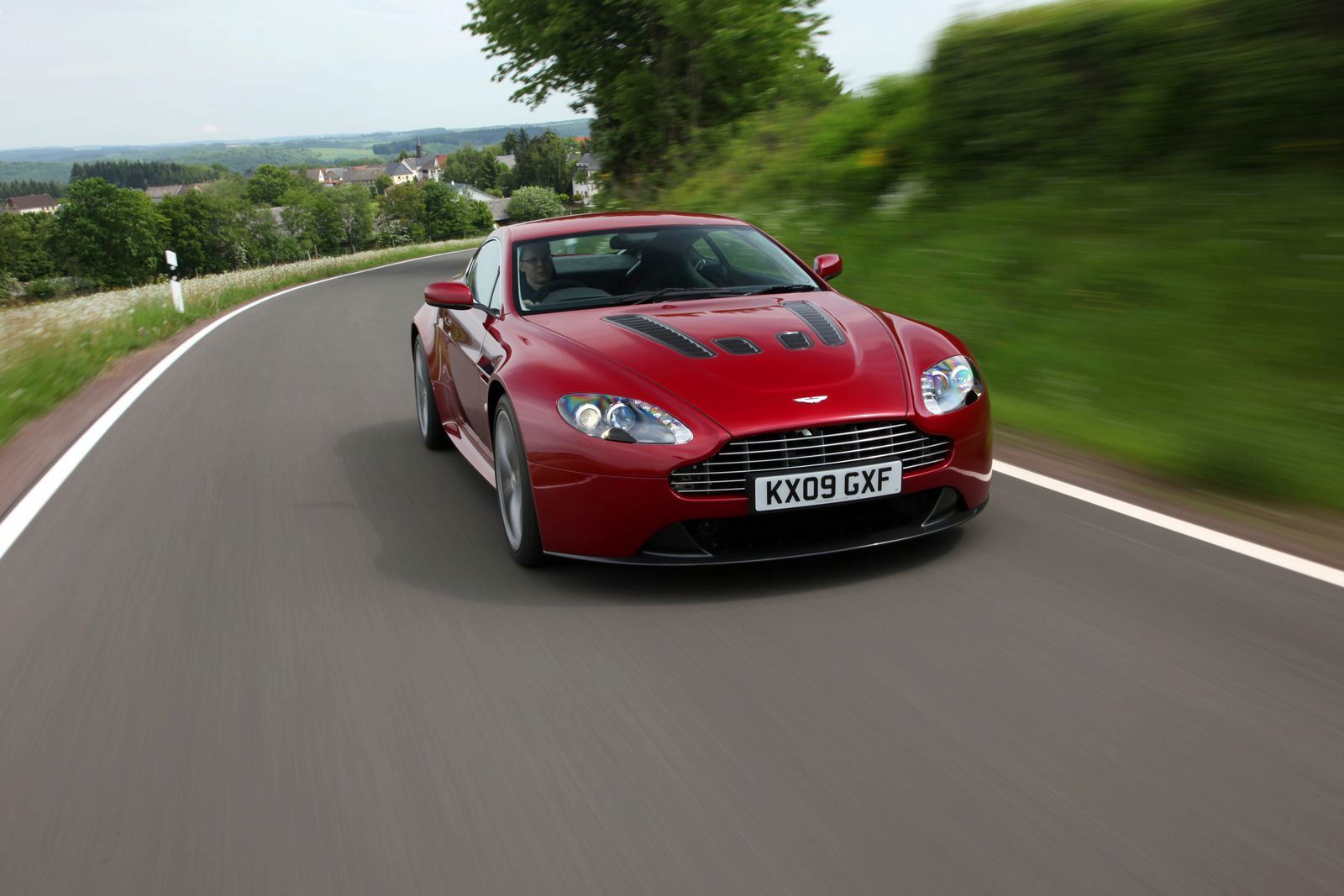 ASTON MARTN V12 VANTAGE GALER