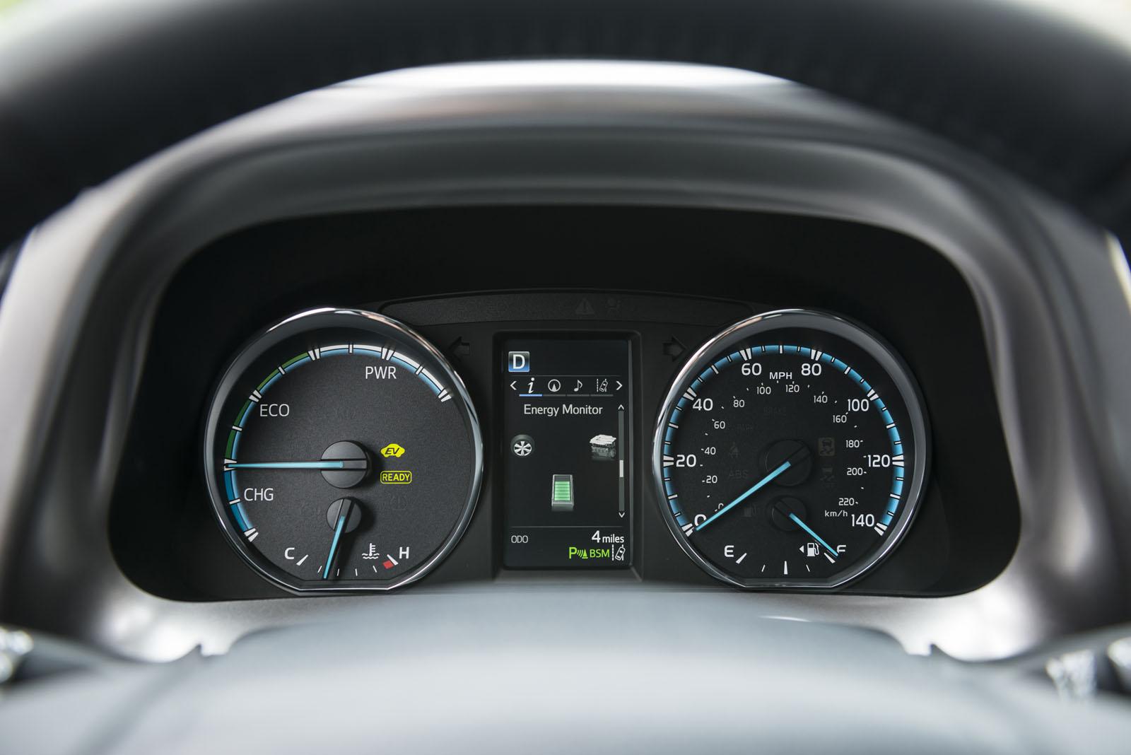 YEN� 2016 MAKYAJLI TOYOTA RAV4 HYBR�D RES�M GALER�S�