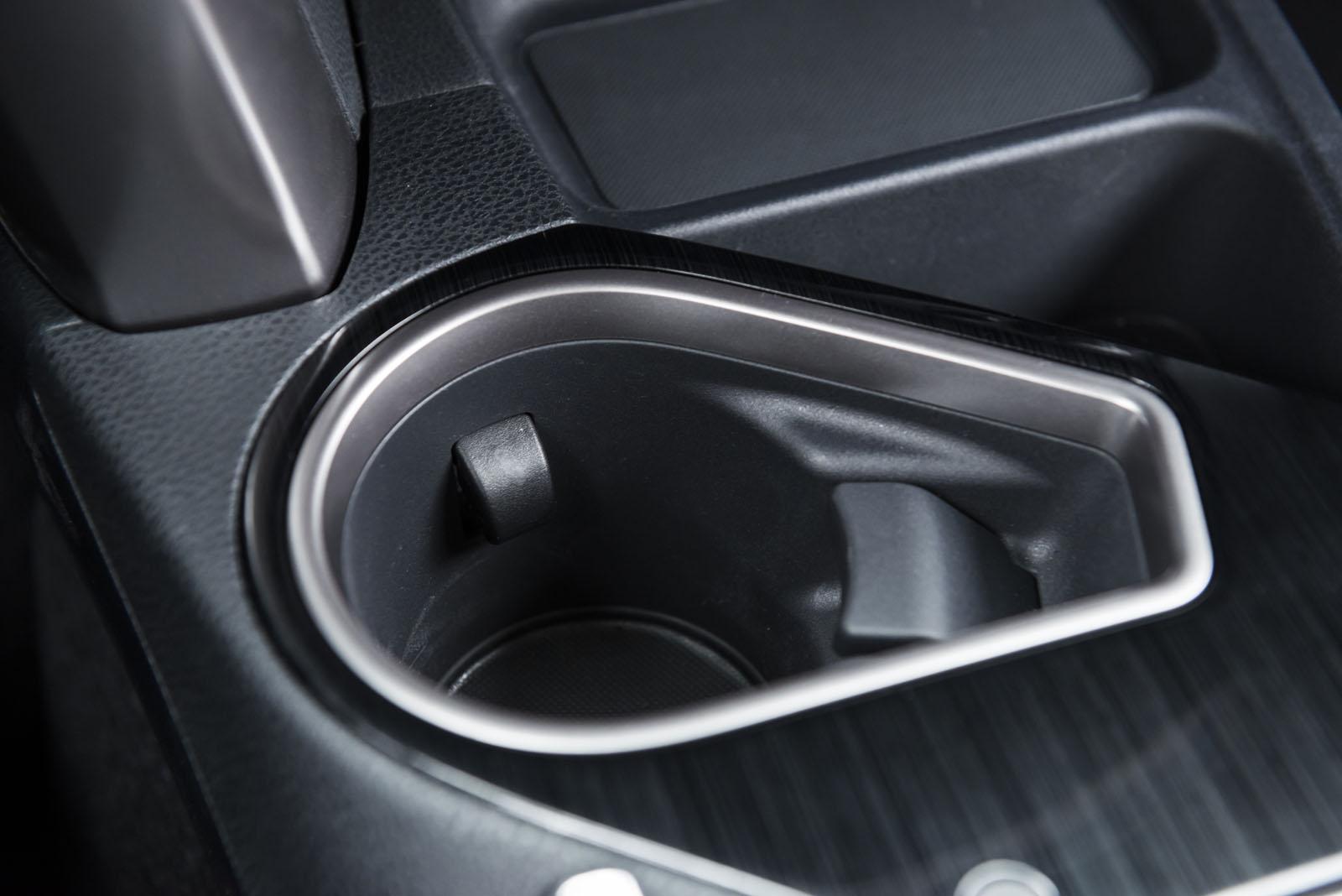 YEN� 2016 MAKYAJLI TOYOTA RAV4 HYBR�D RES�M GALER�S�