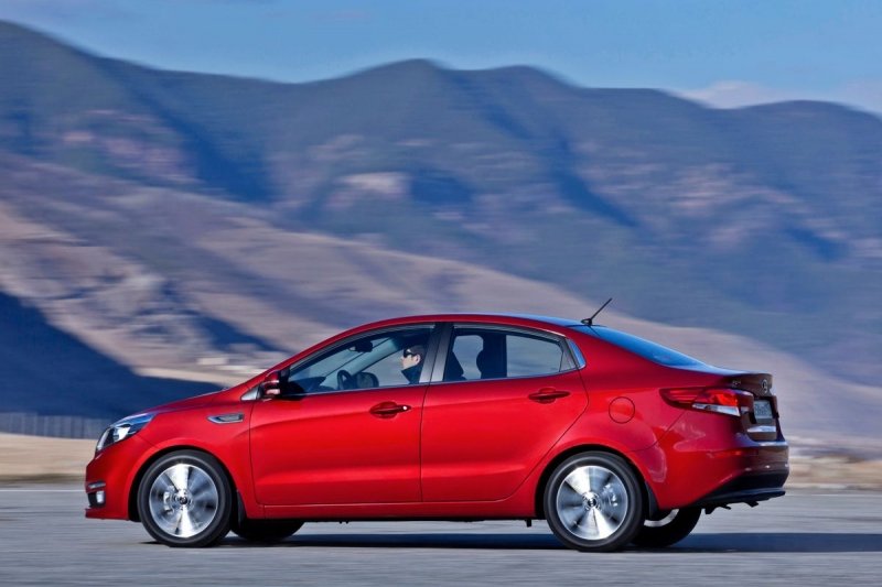 YEN� MAKYAJLI 2015 K�A R�O SEDAN RES�M GALER�S�