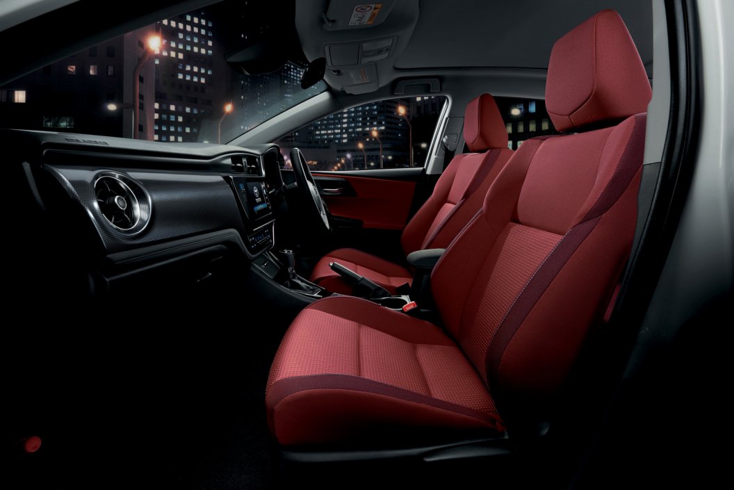 YEN� 2015 MAKYAJLI TOYOTA AUR�S JAPONYA'DA RES�M GALER�S�