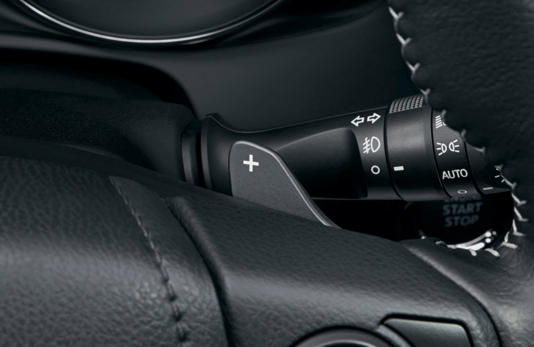 YEN� 2015 MAKYAJLI TOYOTA AUR�S JAPONYA'DA RES�M GALER�S�