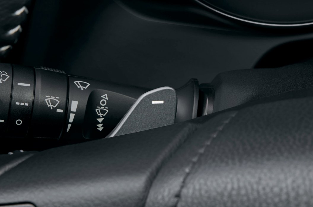 YEN� 2015 MAKYAJLI TOYOTA AUR�S JAPONYA'DA RES�M GALER�S�