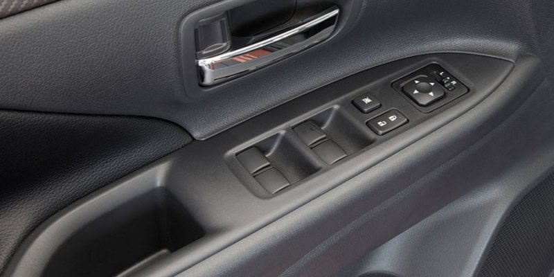 YEN� 2015 MAKYAJLI M�TSUB�SH� OUTLANDER DETAYLI RES�M GALER�S�