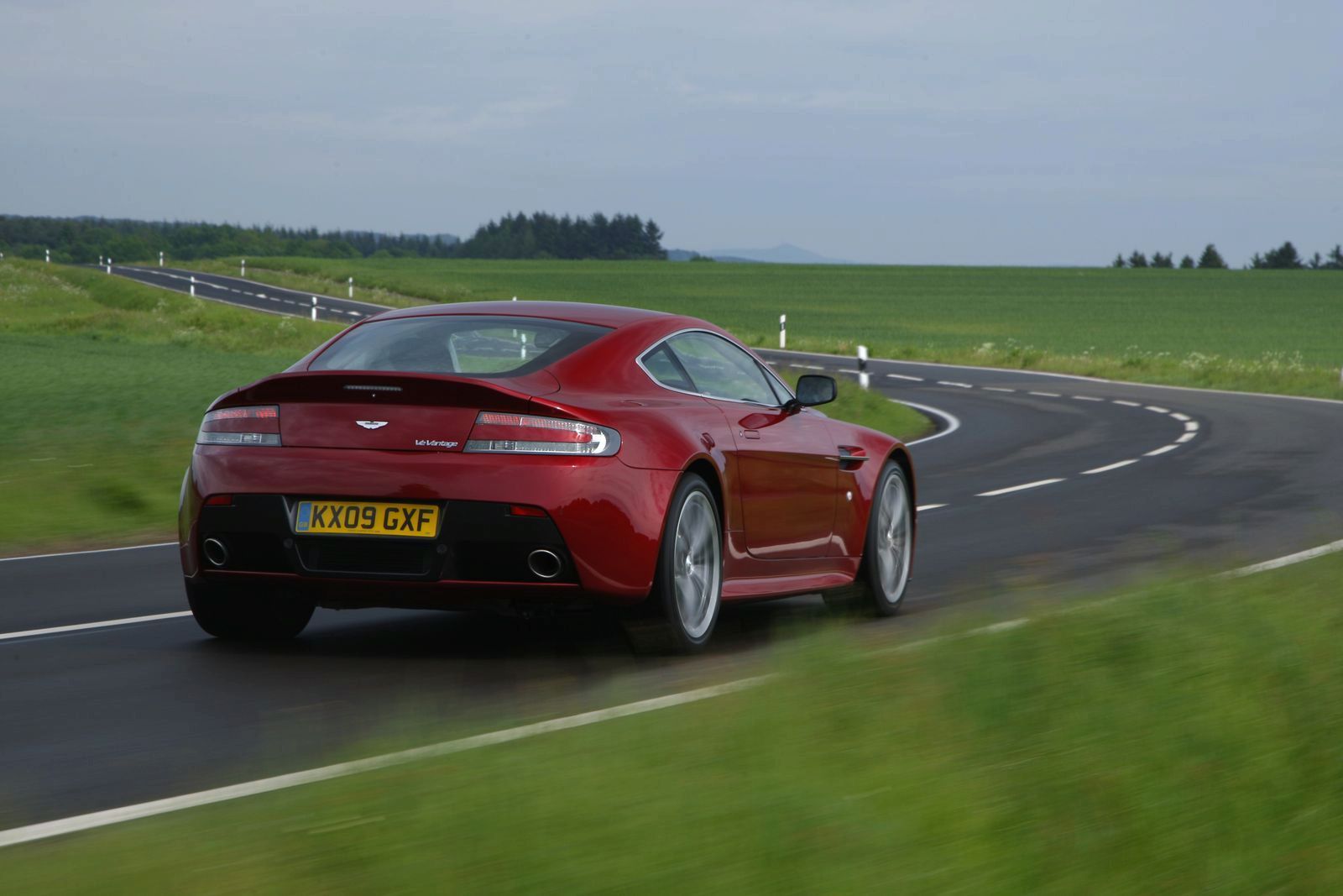 ASTON MARTN V12 VANTAGE GALER