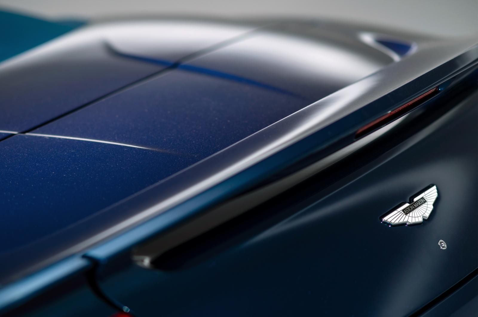 ASTON MARTN VANQUSH VOLANTE RESM GALER