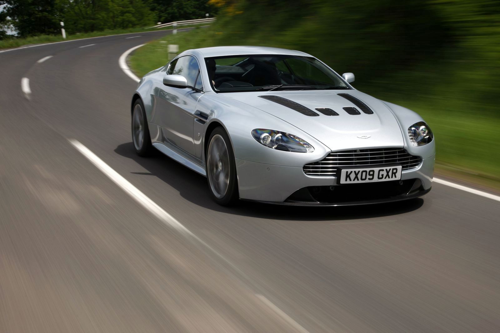 ASTON MARTN V12 VANTAGE GALER