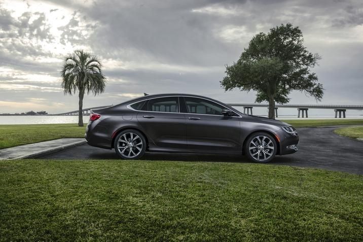 YEN 2015 CHRYSLER 200 RESM GALERS
