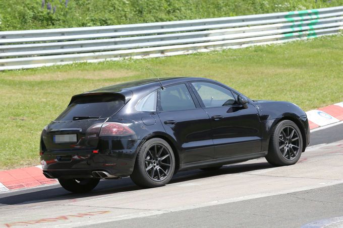 YEN PORSCHE MACAN HAFF KAMUFLAJLI RESM GALERS