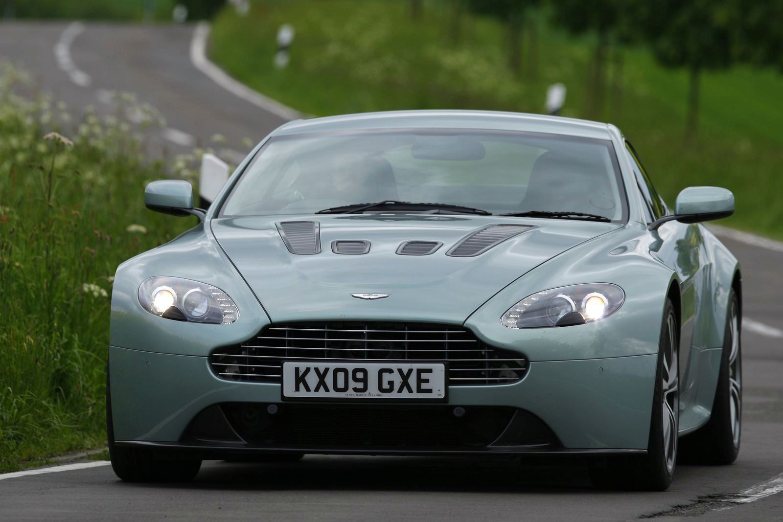 ASTON MARTN V12 VANTAGE GALER