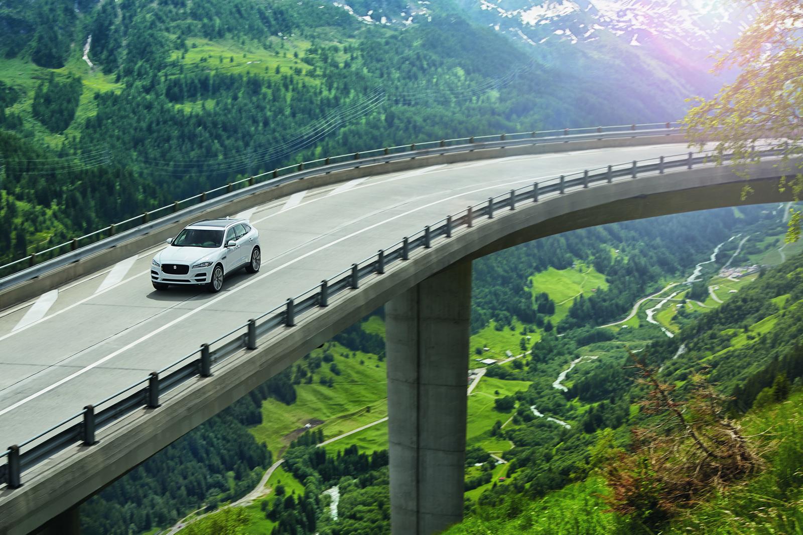 2016 Jaguar F-PACE resim galerisi