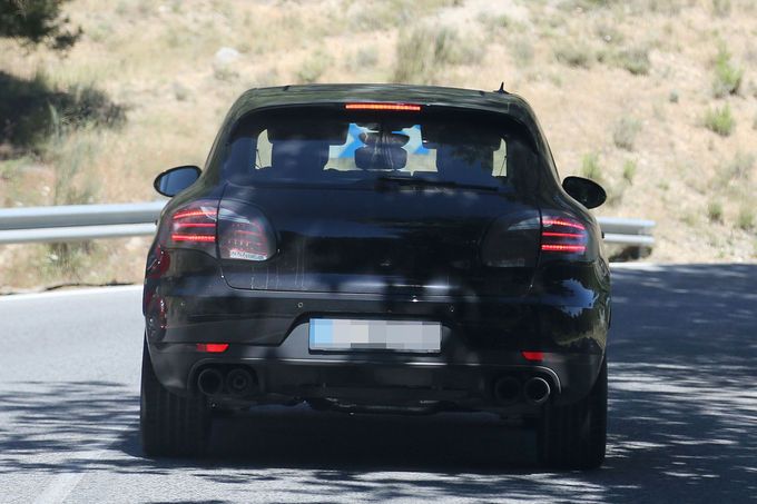 YEN PORSCHE MACAN HAFF KAMUFLAJLI RESM GALERS