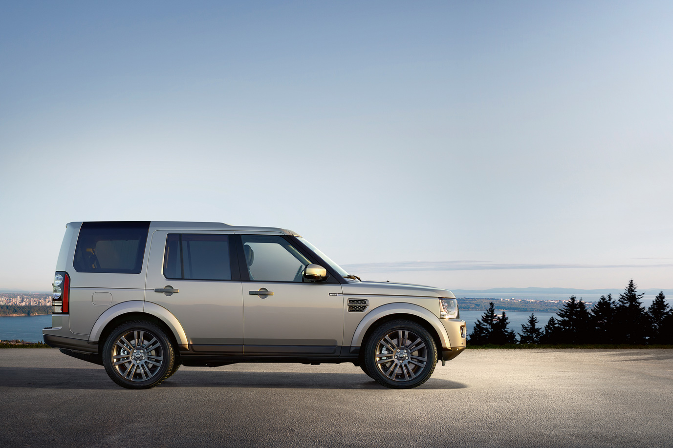 Land Rover Discovery Landmark ve Graphite Editions Resim Galerisi