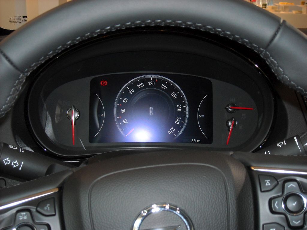 YEN MAKYAJLI OPEL NSGNA  MEKAN RESMLER