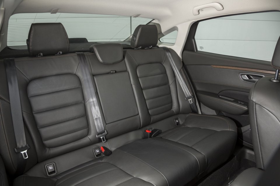 VW Passat vs Renault Talisman Resim Galerisi