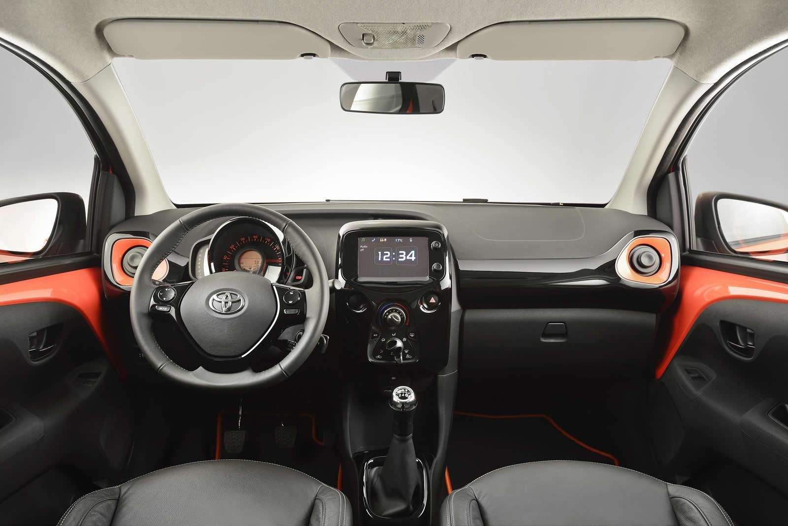 YEN TOYOTA AYGO RESM FOTORAF GALERS