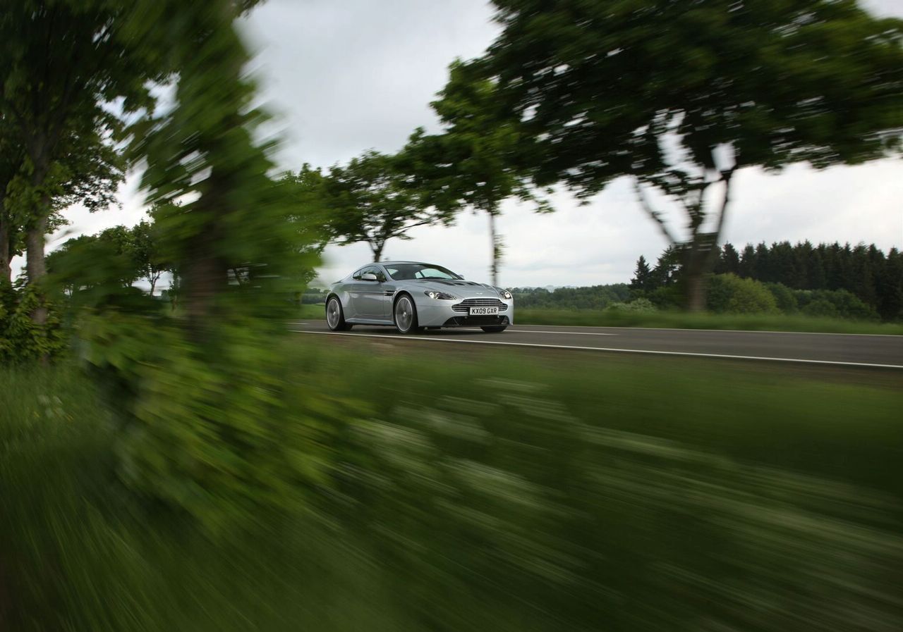 ASTON MARTN V12 VANTAGE GALER