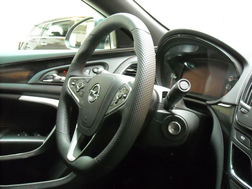 YEN MAKYAJLI OPEL NSGNA  MEKAN RESMLER