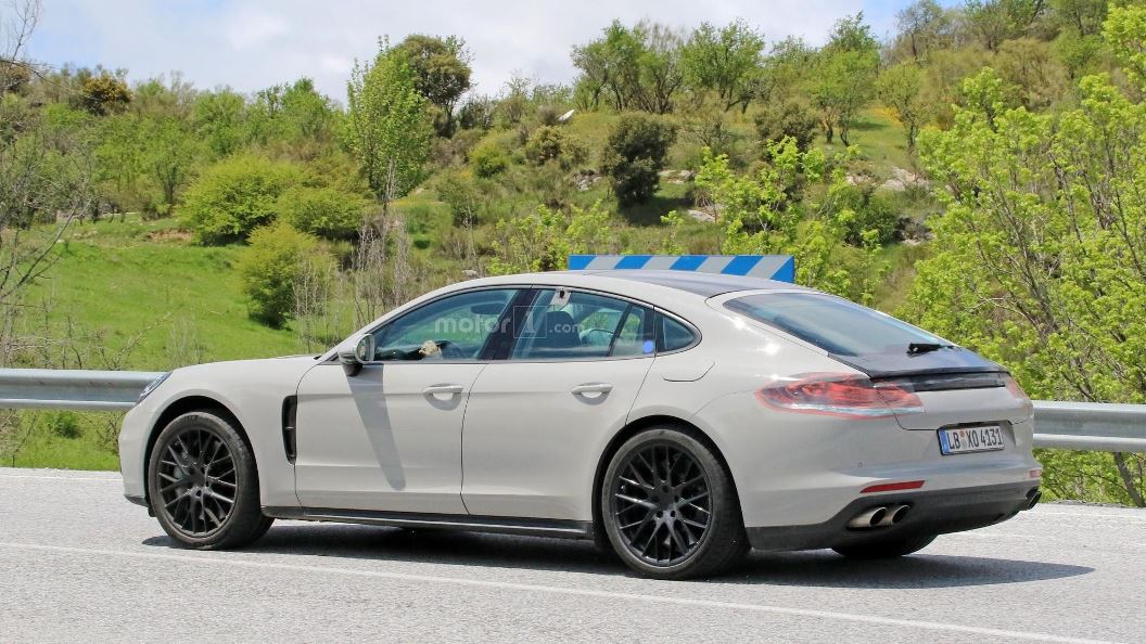 2017 Porsche Panamera Hafif Kamuflajl� Resim Galerisi