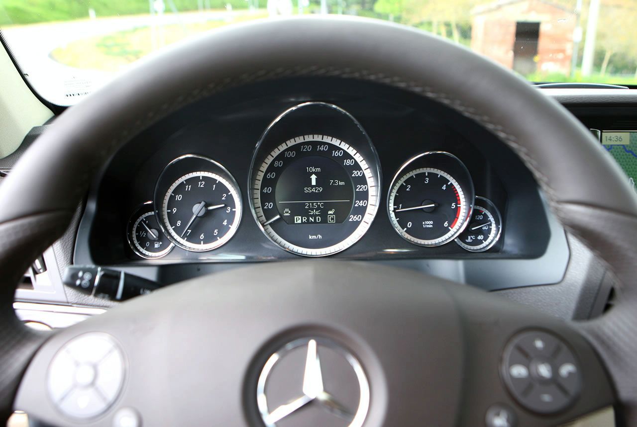 MERCEDES E COUPE (2010) GALER