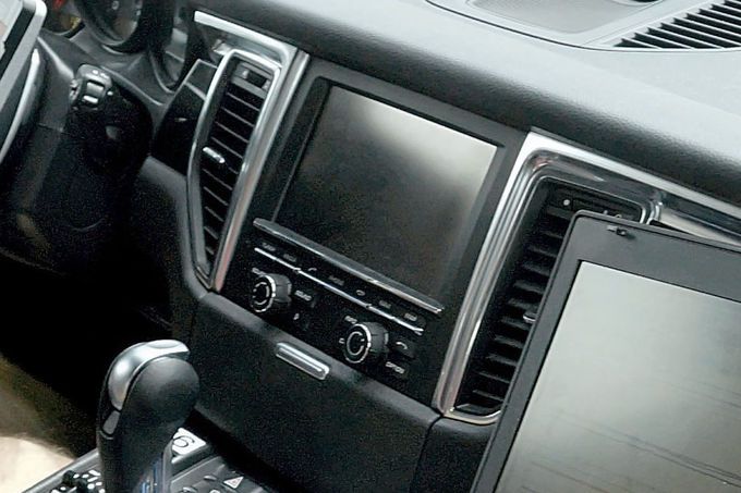YEN PORSCHE MACAN HAFF KAMUFLAJLI RESM GALERS