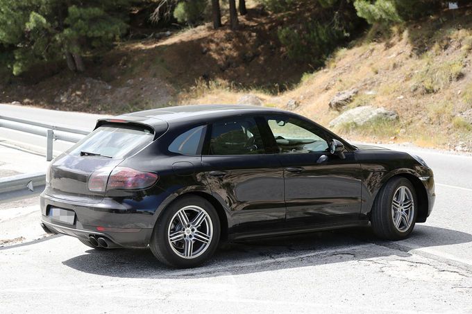 YEN PORSCHE MACAN HAFF KAMUFLAJLI RESM GALERS