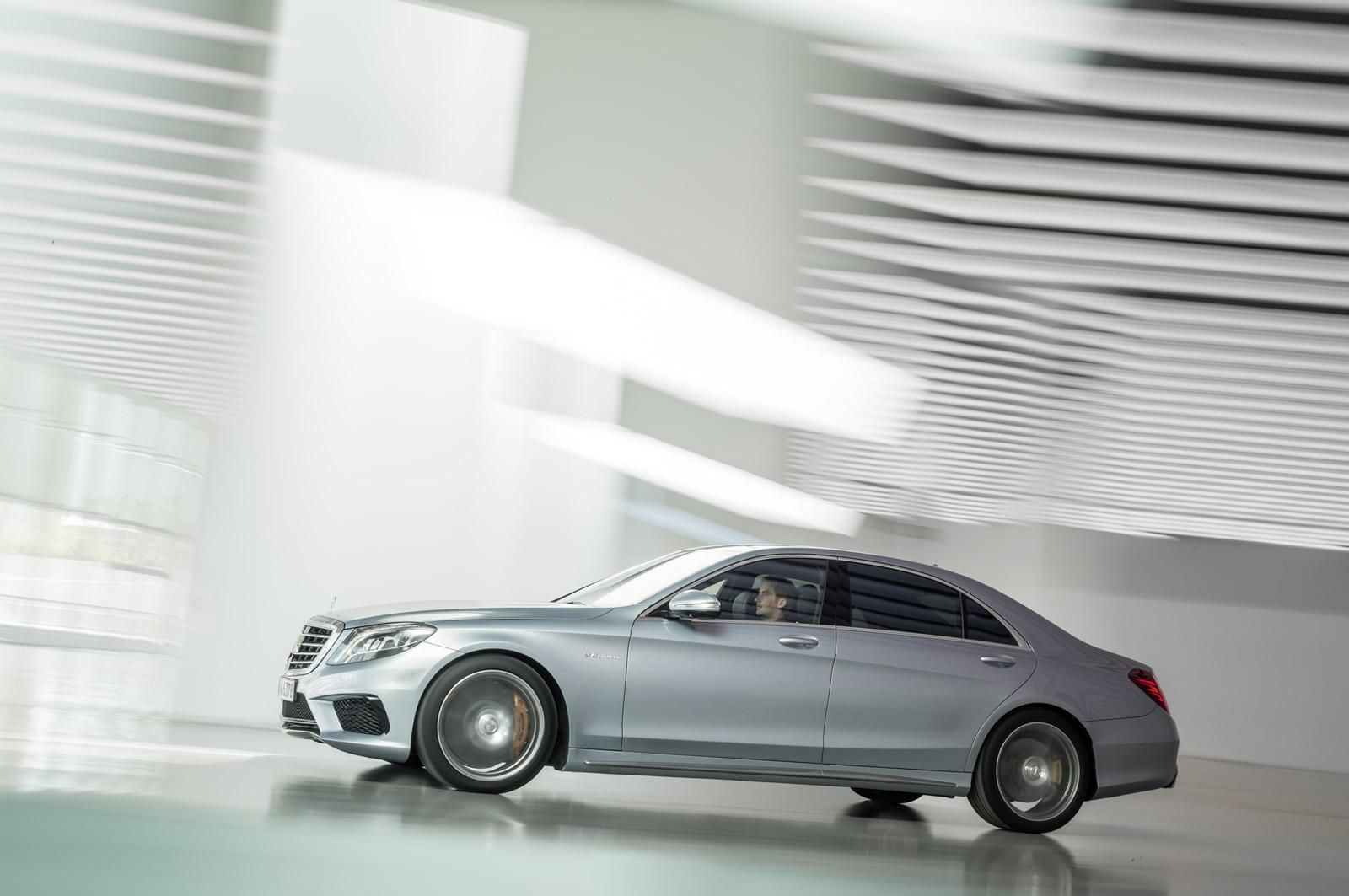 YEN MERCEDES S63 AMG RESM FOTORAF GALERS