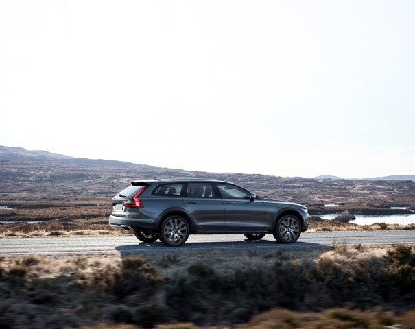 Volvo V90 Cross Country yeni resim galerisi