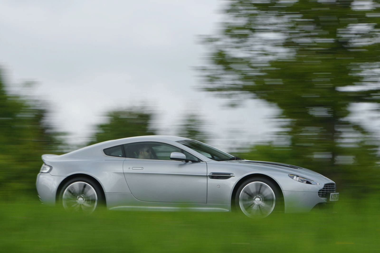 ASTON MARTN V12 VANTAGE GALER