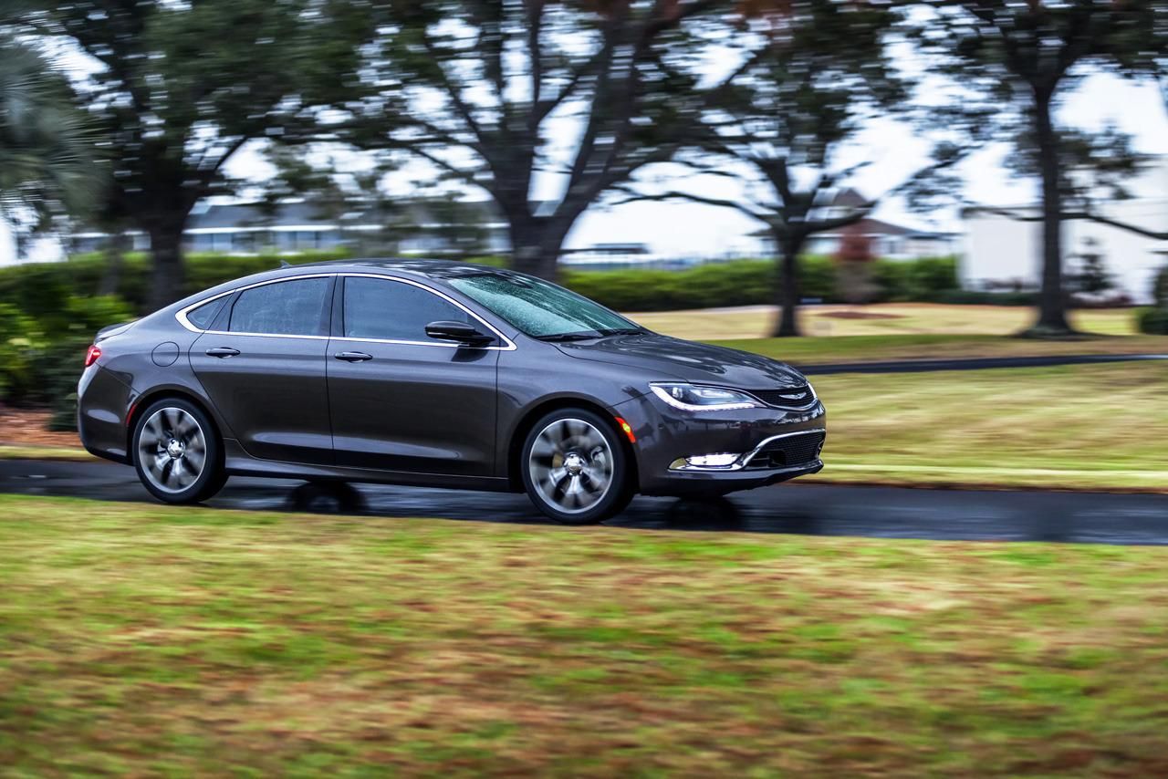 YEN 2015 CHRYSLER 200 AYRINTILI RESM GALERS