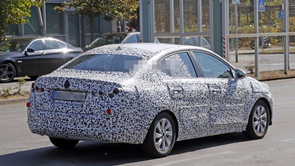 Opel Corsa Sedan g�r�nt�lendi