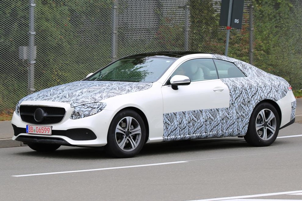 Yeni Mercedes E-Class Coupe kamuflajs�z g�r�nt�lendi