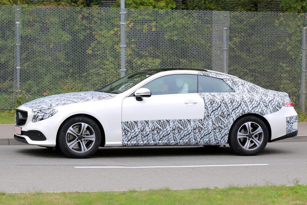 Yeni Mercedes E-Class Coupe kamuflajs�z g�r�nt�lendi