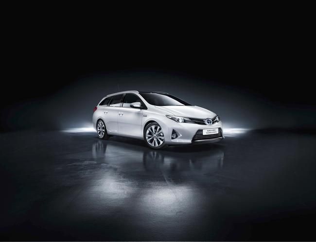 YEN TOYOTA AURS TOURNG SPORTS RESM FOTORAF GALERS