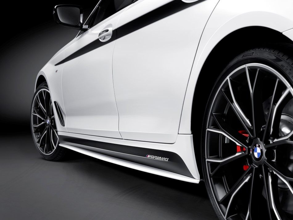 BMW M Performans aksesuarlar ile yeni BMW 5 Serisi Sedan resim galerisi