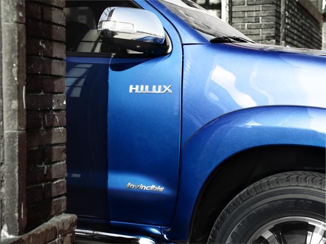 YEN TOYOTA HILUX INVINCIBLE RESM GALERS