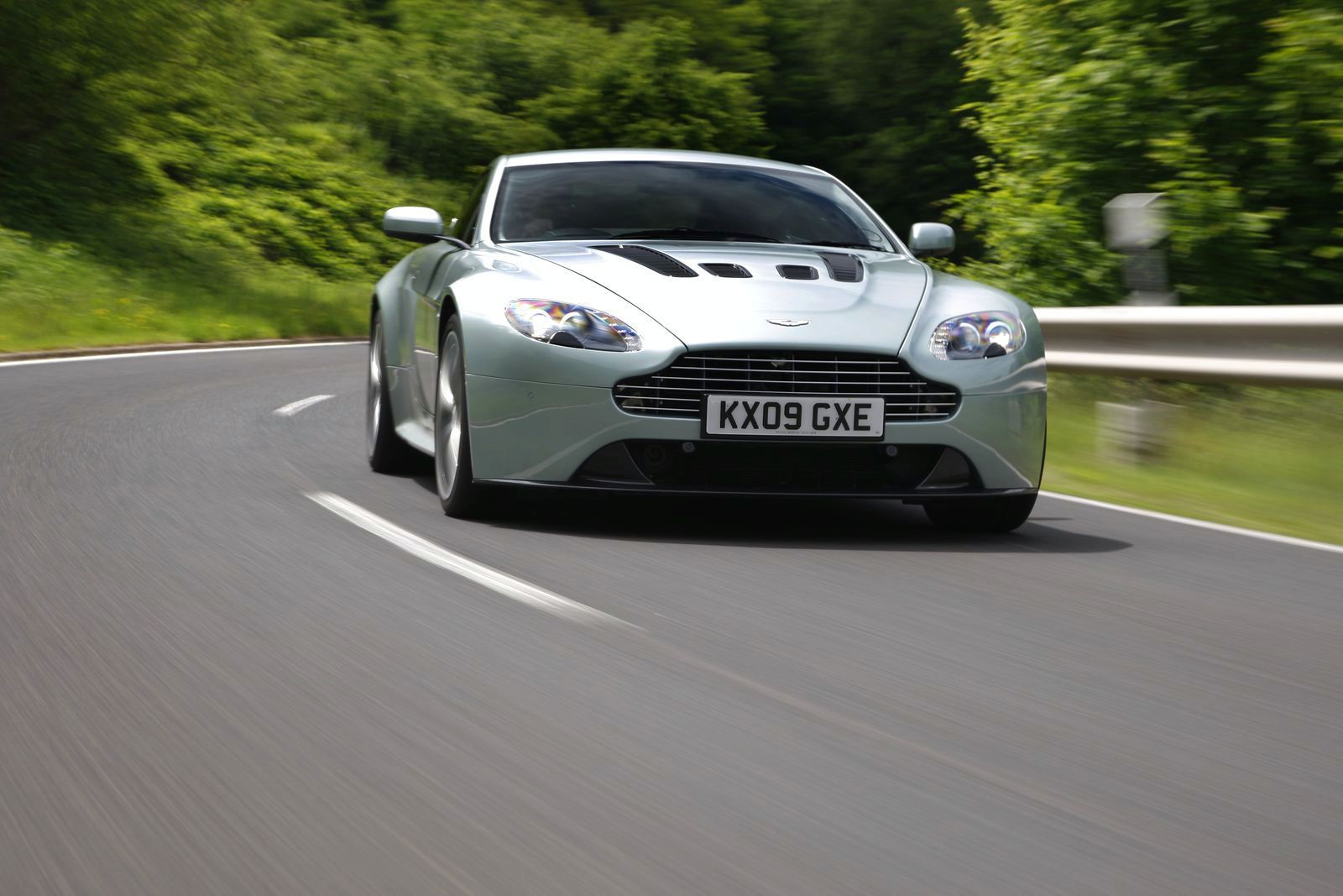 ASTON MARTN V12 VANTAGE GALER