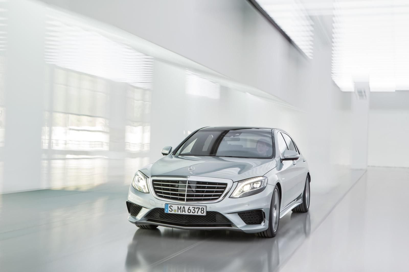 YEN MERCEDES S63 AMG RESM FOTORAF GALERS