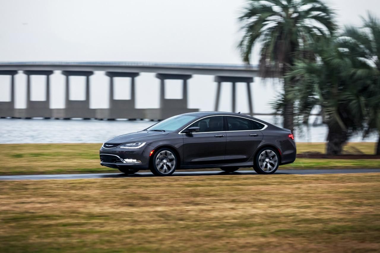 YEN 2015 CHRYSLER 200 AYRINTILI RESM GALERS