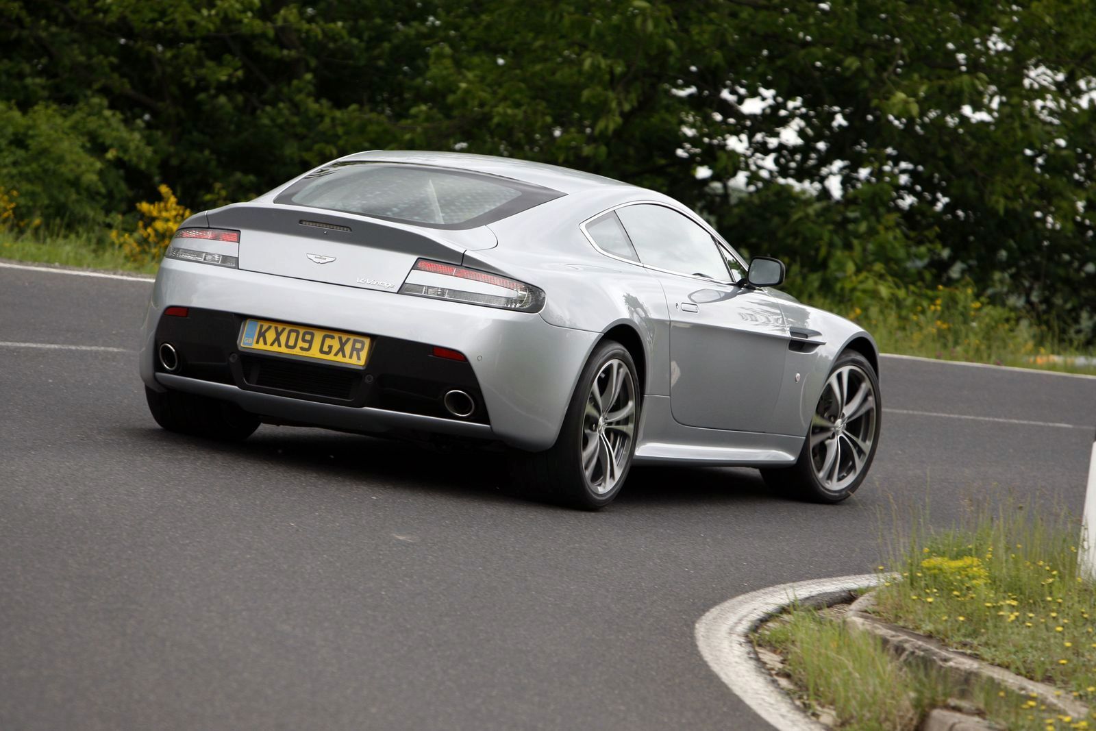 ASTON MARTN V12 VANTAGE GALER