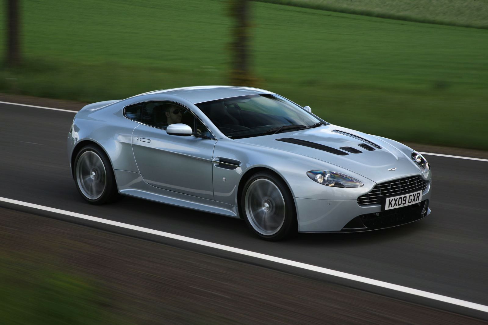 ASTON MARTN V12 VANTAGE GALER