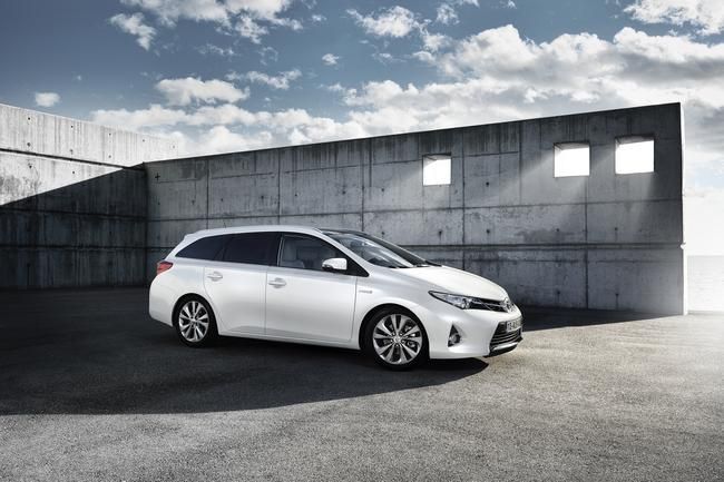 YEN TOYOTA AURS TOURNG SPORTS RESM FOTORAF GALERS