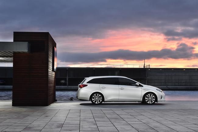 YEN TOYOTA AURS TOURNG SPORTS RESM FOTORAF GALERS