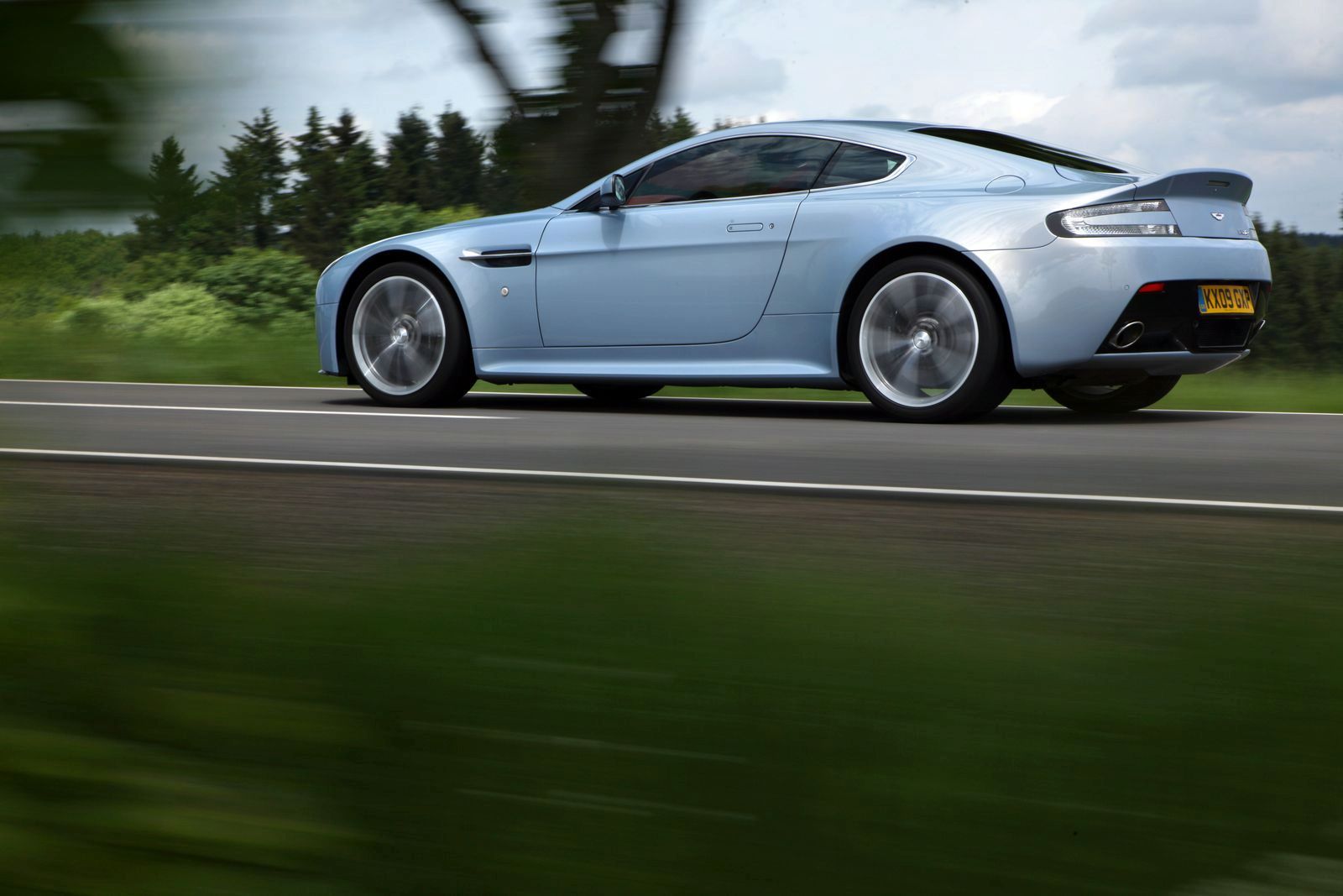 ASTON MARTN V12 VANTAGE GALER