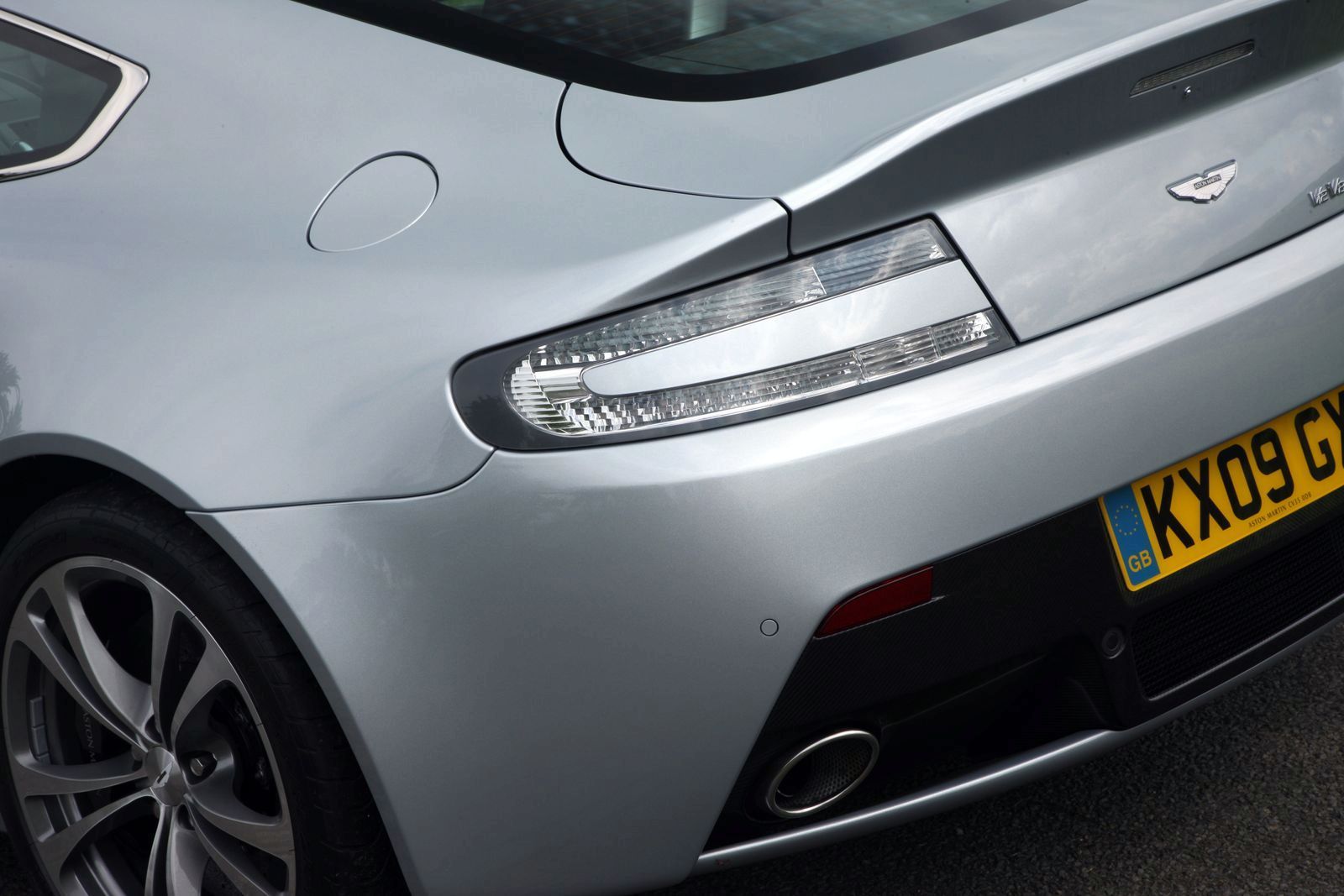 ASTON MARTN V12 VANTAGE GALER